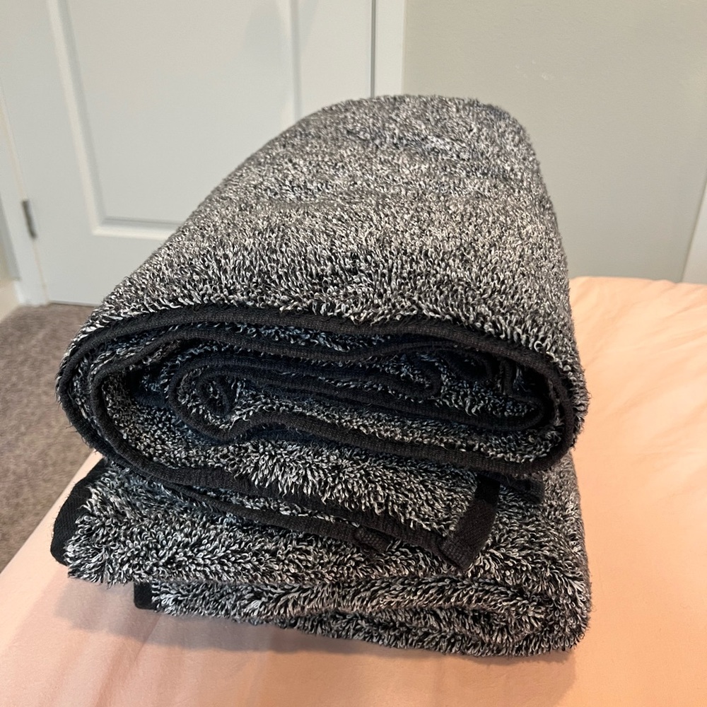 Black and white speckled brooklinen bath towels (2)